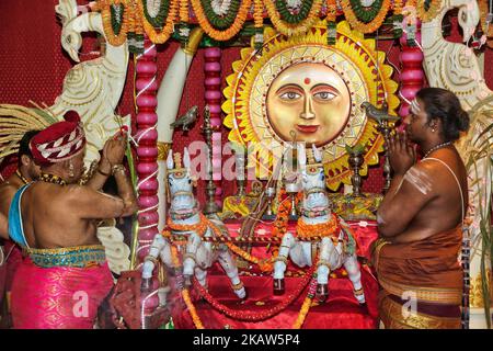 Tamilische Hindu-Priester beten am 14. Januar 2018 im Rahmen des Thai Pongal Festivals in einem tamilischen Hindu-Tempel in Ontario, Kanada, für den Sonnengott. Das tamilische Fest des thailändischen Pongal ist ein Dankfest zu Ehren des Sonnengottes (Lord Surya) und feiert eine erfolgreiche Ernte. (Foto von Creative Touch Imaging Ltd./NurPhoto) Stockfoto