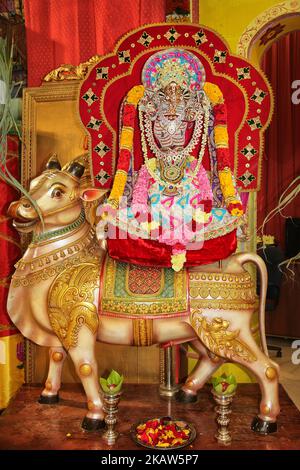 Am 14. Januar 2018 wurde das Idol von Lord Ganesh auf einem Stier während des Thai Pongal Festivals in einem tamilischen Hindu-Tempel in Ontario, Kanada, geschmückt. Das tamilische Fest des thailändischen Pongal ist ein Dankfest zu Ehren des Sonnengottes (Lord Surya) und feiert eine erfolgreiche Ernte. (Foto von Creative Touch Imaging Ltd./NurPhoto) Stockfoto