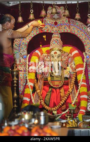 Der tamilische Hindu-Priester betet am 14. Januar 2018 während des Thai Pongal Festivals in einem tamilischen Hindu-Tempel in Ontario, Kanada, besonders für Lord Ganesh. Das tamilische Fest des thailändischen Pongal ist ein Dankfest zu Ehren des Sonnengottes (Lord Surya) und feiert eine erfolgreiche Ernte. (Foto von Creative Touch Imaging Ltd./NurPhoto) Stockfoto