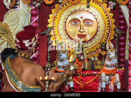 Der tamilische Hindu-Priester betet am 14. Januar 2018 während des Thai Pongal Festivals in einem tamilischen Hindu-Tempel in Ontario, Kanada, besonders für den Sonnengott. Das tamilische Fest des thailändischen Pongal ist ein Dankfest zu Ehren des Sonnengottes (Lord Surya) und feiert eine erfolgreiche Ernte. (Foto von Creative Touch Imaging Ltd./NurPhoto) Stockfoto