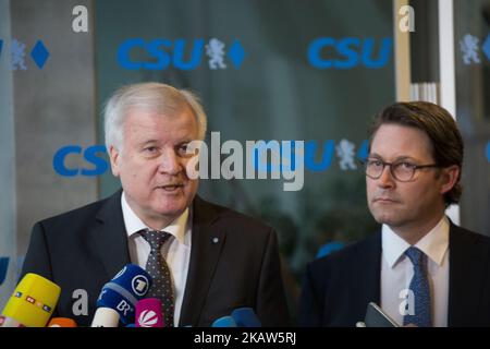 CSU-Chef Horst Seehofer und Generalsekretär Andreas Scheuer. Die Christlich-Soziale Union (CSU) hat nach den Erkundungsgesprächen für eine neue deutsche Regierung mit der Christlich-Demokratischen Union (CDU) und der Sozialdemokratischen Partei (SPD) in Berlin eine Vorstandssitzung abgehalten. CSU-Chef Horst Seehofer leitete das Treffen am 15. Januar 2018 in München. (Foto von Alexander Pohl/NurPhoto) Stockfoto