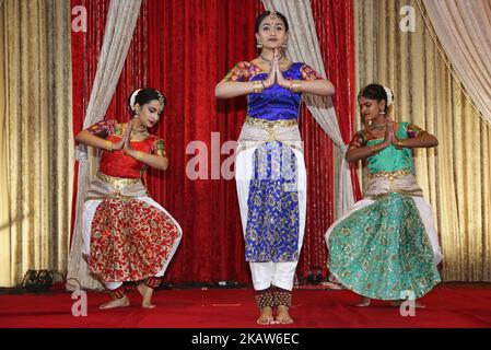 Tamil Bharatnatyam Tänzer treten während des Federal Liberal Caucus Thai Pongal und Tamil Heritage Month Empfangs auf, der am 16. Januar 2018 in Scarborough, Ontario, Kanada, stattfand. Das kanadische Parlament hat den Monat Januar 2016 offiziell zum tamilischen Kulturmonat erklärt. Kanada ist die Heimat einer der größten tamilischen Diasporas der Welt, und es wird geschätzt, dass über 300.000 Tamilen Kanada als Heimat bezeichnen. (Foto von Creative Touch Imaging Ltd./NurPhoto) Stockfoto