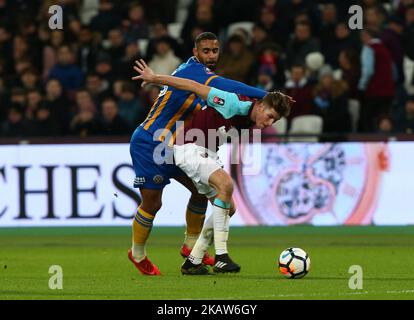 Reece Burke von West Ham United unter dem Druck von Stefan Payne, Shrewsbury Town, während des FA Cup 3. Rundenantwortmatches zwischen West Ham United und Shrewsbury Town am 16. Januar 2018 im London Stadium, Queen Elizabeth II Olympic Park in London, Großbritannien. (Foto: Kieran Galvin/NurPhoto) Stockfoto