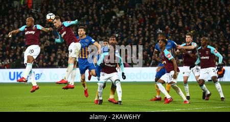 Andre Ayew von L-R West Ham United, Tony Martinez von West Ham United, Pedro MBA Obiang von West Ham United, Reece Oxford von West Ham United, Reece Burke von West Ham United, Andre Ayew von West Ham United und Angelo Ogbonna von West Ham United während des FA Cup 3.-Rundenantwortmatches von West Ham United gegen Shrewsbury Town im London Stadium, Queen Elizabeth II Olympic Park in London, Großbritannien, am 16. Januar 2018.(Foto: Kieran Galvin/NurPhoto) Stockfoto