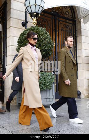 Brooklyn Beckham, Victoria Beckham und David Beckham verlassen am 18. Januar 2018 das Ritz Hotel in Paris, Frankreich. Sie gehen zur Herbst/Winter 2018-2019-Show von Louis Vuitton im Rahmen der Paris Fashion Week. (Foto von Mehdi Taamallah/NurPhoto) Stockfoto
