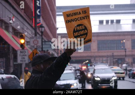 Die Demonstranten versammelten sich am 17. Januar 2018 vor dem Strafjustizzentrum von Philadelphia in der Innenstadt von Philadelphia für die Freilassung von Mumia Abu-Jamal. (Foto von Cory Clark/NurPhoto) Stockfoto