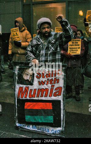 Die Demonstranten versammelten sich am 17. Januar 2018 vor dem Strafjustizzentrum von Philadelphia in der Innenstadt von Philadelphia für die Freilassung von Mumia Abu-Jamal. (Foto von Cory Clark/NurPhoto) Stockfoto