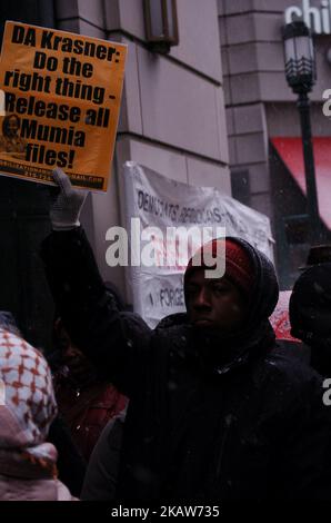 Die Demonstranten versammelten sich am 17. Januar 2018 vor dem Strafjustizzentrum von Philadelphia in der Innenstadt von Philadelphia für die Freilassung von Mumia Abu-Jamal. (Foto von Cory Clark/NurPhoto) Stockfoto