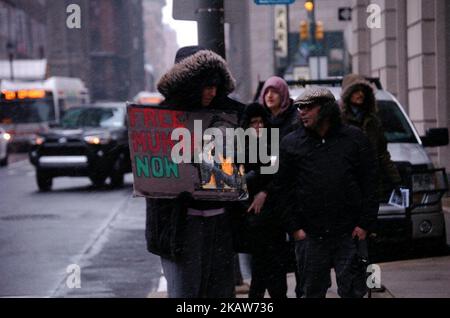 Die Demonstranten versammelten sich am 17. Januar 2018 vor dem Strafjustizzentrum von Philadelphia in der Innenstadt von Philadelphia für die Freilassung von Mumia Abu-Jamal. (Foto von Cory Clark/NurPhoto) Stockfoto