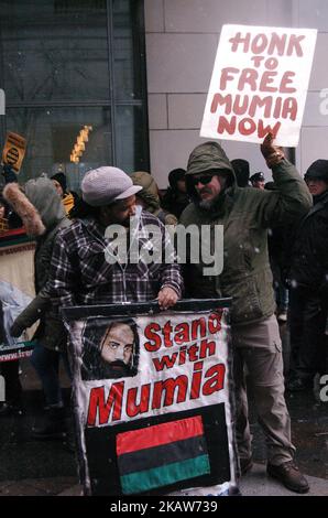 Die Demonstranten versammelten sich am 17. Januar 2018 vor dem Strafjustizzentrum von Philadelphia in der Innenstadt von Philadelphia für die Freilassung von Mumia Abu-Jamal. (Foto von Cory Clark/NurPhoto) Stockfoto