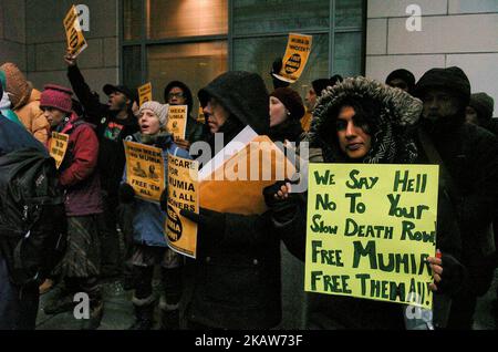 Die Demonstranten versammelten sich am 17. Januar 2018 vor dem Strafjustizzentrum von Philadelphia in der Innenstadt von Philadelphia für die Freilassung von Mumia Abu-Jamal. (Foto von Cory Clark/NurPhoto) Stockfoto