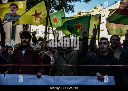 Kurdisch in Athen, halten Sie ein Porträt des inhaftierten Führers der Kurdischen Arbeiterpartei (PKK) Abdullah Ocalan und Flaggen während eines Protestes zur Unterstützung von Afrin in Agens, Griechenland, am 18. Januar 2018. Der türkische Präsident Recep Tayyip Erdogan hatte Anfang der Woche versprochen, bald eine Operation gegen Städte in Syrien zu starten, die von den kurdischen Volksschutzeinheiten (YPG), die Ankara als „Terroristen“ betrachtet, abgehalten wurde. (Foto von Dimitris Lampropoulos/NurPhoto) Stockfoto