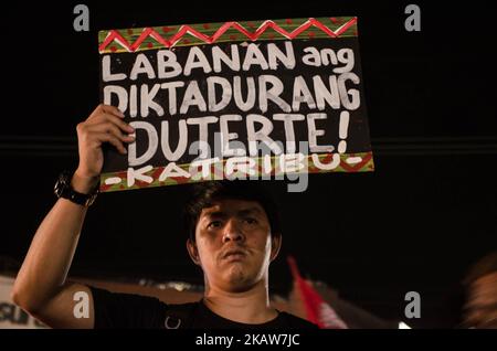 Ein Protestler hält ein Plakat hoch, um seine Haltung gegen die Regierung von Präsident Duterte während eines Protestes in Quezon City zu zeigen. (Foto von Bernice Beltran/NurPhoto) Stockfoto