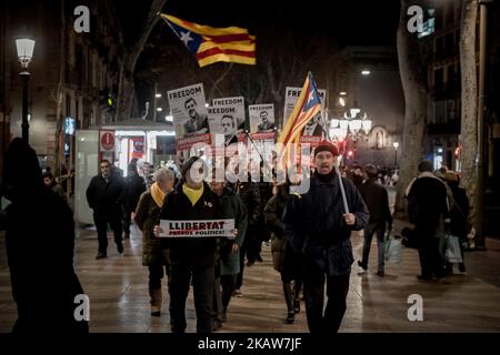 Auf den Ramblas in Barcelona, Katalonien, Spanien, marschieren am 19. Januar 2018 Menschen mit Plakaten inhaftierter Politiker und pro- unabhängiger Führer. Nach den Regionalwahlen in den letzten 21D hat im katalanischen Parlament eine neue Legislaturperiode mit einer Mehrheit von pro-unabhängigen Parteien begonnen. Frühere Separatistenkämpfer der Legislaturperiode versuchten, die Unabhängigkeit von Madrid zu erklären, und viele der Führer der sezessionistischen Bewegung wurden verhaftet und die spanische Regierung übernahm die Kontrolle über die katalanischen Institutionen, die den Artikel 155 der Verfassung anwendeten. Proteste zur Unterstützung inhaftierter Separatisten nehmen an Sever Teil Stockfoto