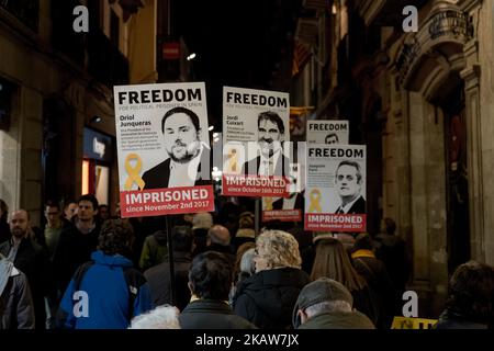 In der Nähe der Ramblas von Barcelona, Katalonien, Spanien, marschieren am 19. Januar 2018 Menschen mit Plakaten inhaftierter Politiker und pro- unabhängiger Führer. Nach den Regionalwahlen in den letzten 21D hat im katalanischen Parlament eine neue Legislaturperiode mit einer Mehrheit von pro-unabhängigen Parteien begonnen. Frühere Separatistenkämpfer der Legislaturperiode versuchten, die Unabhängigkeit von Madrid zu erklären, und viele der Führer der sezessionistischen Bewegung wurden verhaftet und die spanische Regierung übernahm die Kontrolle über die katalanischen Institutionen, die den Artikel 155 der Verfassung anwendeten. Es nehmen Proteste zur Unterstützung inhaftierter Separatisten Teil Stockfoto