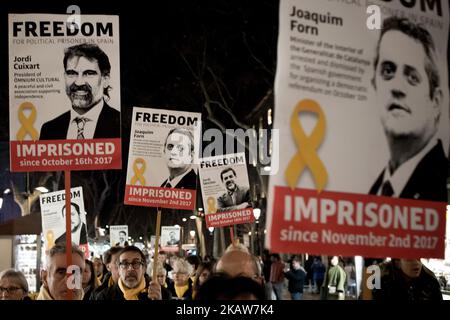 Auf den Ramblas in Barcelona, Katalonien, Spanien, marschieren am 19. Januar 2018 Menschen mit Plakaten inhaftierter Politiker und pro- unabhängiger Führer. Nach den Regionalwahlen in den letzten 21D hat im katalanischen Parlament eine neue Legislaturperiode mit einer Mehrheit von pro-unabhängigen Parteien begonnen. Frühere Separatistenkämpfer der Legislaturperiode versuchten, die Unabhängigkeit von Madrid zu erklären, und viele der Führer der sezessionistischen Bewegung wurden verhaftet und die spanische Regierung übernahm die Kontrolle über die katalanischen Institutionen, die den Artikel 155 der Verfassung anwendeten. Proteste zur Unterstützung inhaftierter Separatisten nehmen an Sever Teil Stockfoto
