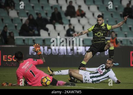 Beim Fußballspiel der Portugiesischen Liga zwischen Vitoria Setubal und Sporting CP am 19. Januar 2018 im Bonfim Stadium in Lissabon erzielt der Sporting-Mittelfeldspieler Bruno Fernandes (R) neben Setubals Verteidiger Pedro Pinto (C) und Setubals Torwart Cristiano Pereira ein Tor. (Foto von Carlos Costa/NurPhoto) Stockfoto