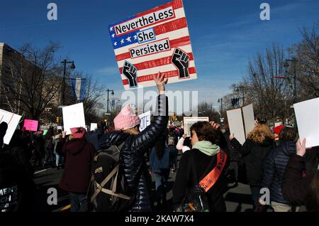 Zehntausende Frauen gingen am 20. Januar 2017 zum ersten Jahr der Präsidentschaft von Donald Trump zum Ben Franklin Parkway, um aus Protest in Philadelphia, PA, zu protestieren. (Foto von Cory Clark/NurPhoto) Stockfoto