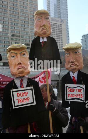 Frauen mit Bildern, die den amerikanischen Präsidenten Donald Trump darstellen, während Hunderte am Frauenmarsch in der Innenstadt von Toronto, Kanada, am 20. Januar 2018 teilnehmen. (Foto von Creative Touch Imaging Ltd./NurPhoto) Stockfoto