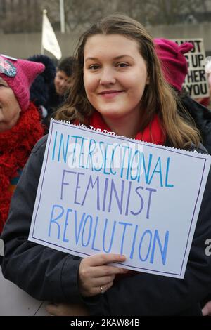 Frau mit einem Schild mit der Aufschrift „Intersektionale feministische Revolution“, während Hunderte am Frauenmarsch im Zentrum von Toronto, Kanada, am 20. Januar 2018 teilnehmen. (Foto von Creative Touch Imaging Ltd./NurPhoto) Stockfoto