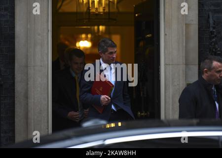 Der britische Verteidigungsminister Gavin Williamson verlässt das Land, nachdem er am 23. Januar 2018 an der wöchentlichen Kabinettssitzung in der Downing Street Nr. 10 im Zentrum von London teilgenommen hatte. Premierministerin Theresa May und eine Reihe führender Minister wiesen Boris Johnson während des Kabinettstreffens zu, nachdem sein Plan, mehr Mittel für den NHS zu fordern, vor dem Treffen den Medien ausführlich vorgestellt wurde. (Foto von Alberto Pezzali/NurPhoto) Stockfoto