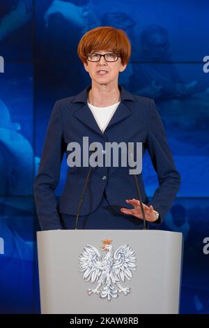 Elzbieta Rafalska, Ministerin für Arbeit und Sozialpolitik, während der Pressekonferenz im Kanzleramt des Ministerpräsidenten in Warschau, Polen, am 23. Januar 2018. (Foto von Mateusz Wlodarczyk/NurPhoto) Stockfoto