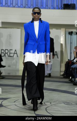 Ein Modelmodell mit Juan Brea-Design während des LAUFSTEGS DER OFF Madrid Fashion Week 2018 im tropischen Garten des Bahnhofs Puerta de Atocha Madrid. Spanien. 23. Januar 2018 (Foto von Oscar Gonzalez/NurPhoto) Stockfoto