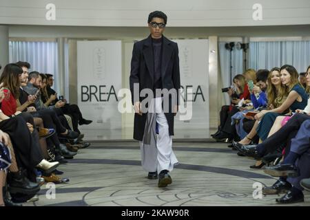 Ein Modelmodell mit Juan Brea-Design während des LAUFSTEGS DER OFF Madrid Fashion Week 2018 im tropischen Garten des Bahnhofs Puerta de Atocha Madrid. Spanien. 23. Januar 2018 (Foto von Oscar Gonzalez/NurPhoto) Stockfoto