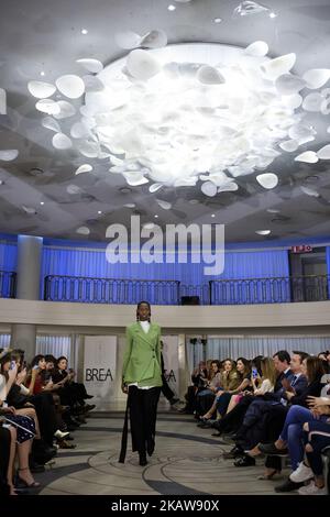 Ein Modelmodell mit Juan Brea-Design während des LAUFSTEGS DER OFF Madrid Fashion Week 2018 im tropischen Garten des Bahnhofs Puerta de Atocha Madrid. Spanien. 23. Januar 2018 (Foto von Oscar Gonzalez/NurPhoto) Stockfoto