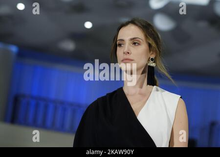 Ein Modelmodell mit Juan Brea-Design während des LAUFSTEGS DER OFF Madrid Fashion Week 2018 im tropischen Garten des Bahnhofs Puerta de Atocha Madrid. Spanien. 23. Januar 2018 (Foto von Oscar Gonzalez/NurPhoto) Stockfoto