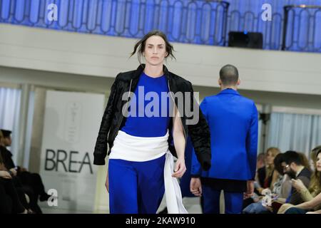 Ein Modelmodell mit Juan Brea-Design während des LAUFSTEGS DER OFF Madrid Fashion Week 2018 im tropischen Garten des Bahnhofs Puerta de Atocha Madrid. Spanien. 23. Januar 2018 (Foto von Oscar Gonzalez/NurPhoto) Stockfoto