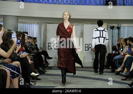 Ein Modelmodell mit Juan Brea-Design während des LAUFSTEGS DER OFF Madrid Fashion Week 2018 im tropischen Garten des Bahnhofs Puerta de Atocha Madrid. Spanien. 23. Januar 2018 (Foto von Oscar Gonzalez/NurPhoto) Stockfoto