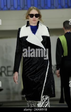 Ein Modelmodell mit Juan Brea-Design während des LAUFSTEGS DER OFF Madrid Fashion Week 2018 im tropischen Garten des Bahnhofs Puerta de Atocha Madrid. Spanien. 23. Januar 2018 (Foto von Oscar Gonzalez/NurPhoto) Stockfoto