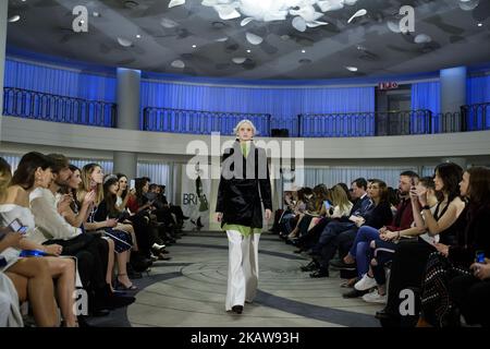 Ein Modelmodell mit Juan Brea-Design während des LAUFSTEGS DER OFF Madrid Fashion Week 2018 im tropischen Garten des Bahnhofs Puerta de Atocha Madrid. Spanien. 23. Januar 2018 (Foto von Oscar Gonzalez/NurPhoto) Stockfoto