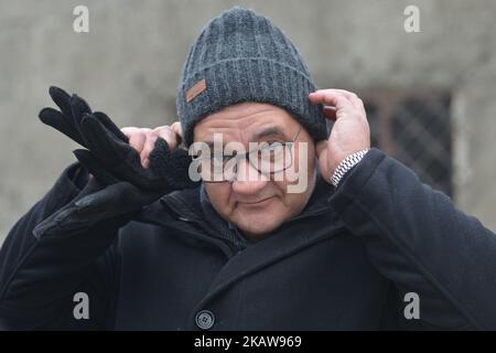 Der belgische Verteidigungsminister Steven Vandeput nahe dem Eingang zur Gaskammer, als er eine Gruppe von hundert Schülern aus 13 verschiedenen Schulen während ihres Besuchs im deutschen Konzentrations- und Vernichtungslager Auschwitz-Birkenau begleitete, Nur wenige Tage vor dem 74.. Jahrestag der Camp Liberation. Am Dienstag, den 23. Januar 2018, im Konzentrationslager Auschwitz, Oswiecim, Polen. (Foto von Artur Widak/NurPhoto) Stockfoto