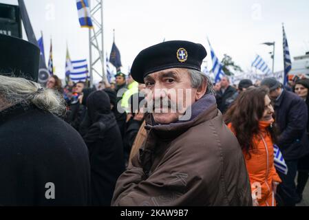 Protest gegen die ehemalige jugoslawische Republik Mazedonien in Thessaloniki, Griechenland, am 21. Januar 2018. Die Griechen protestieren gegen die Regierung und die ehemalige jugoslawische Republik Mazedonien, um einen Kompromiss mit der Verwendung des Begriffs Mazedonien im Namen des Nachbarlandes, der ehemaligen jugoslawischen Republik Mazedonien, zu schließen. Bei dem Protest versammelten sich etwa 500,000 Menschen aus ganz Griechenland und dem Ausland. Es wurde an der Strandpromenade von Thessaloniki vor der Statue des mazedonischen Königs Alexander des Großen gehalten. (Foto von Nicolas Economou/NurPhoto) Stockfoto