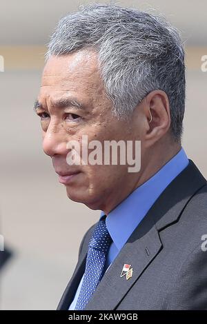 Singapurs Premierminister Lee Hsien Loong schaut zu, als er nach einem dreitägigen offiziellen Besuch in Colombo, Sri Lanka, am Mittwoch, dem 24. Januar 2018, zur Abreise kommt. Zwischen den beiden Ländern wurde ein Freihandelsabkommen unterzeichnet, und die großen und kleineren singapurischen Unternehmen, die in Sri Lanka investieren möchten, werden vom neuen Freihandelsabkommen profitieren, sagte Premierminister Lee Hsien Loong am 23. (Foto von Tharaka Basnayaka/NurPhoto) Stockfoto