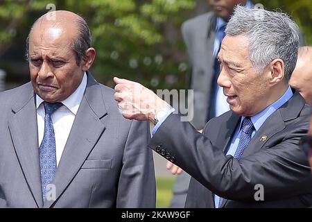 Singapurs Premierminister Lee Hsien Loong (R) bewegt sich mit den Händen, als er nach einem dreitägigen offiziellen Besuch zur Abreise geht, während Sri Lankas Außenminister Tilak Marapana am Mittwoch, dem 24. Januar 2018, in Colombo, Sri Lanka lächelt. Zwischen den beiden Ländern wurde ein Freihandelsabkommen unterzeichnet, und die großen und kleineren singapurischen Unternehmen, die in Sri Lanka investieren möchten, werden vom neuen Freihandelsabkommen profitieren, sagte Premierminister Lee Hsien Loong am 23. (Foto von Tharaka Basnayaka/NurPhoto) Stockfoto