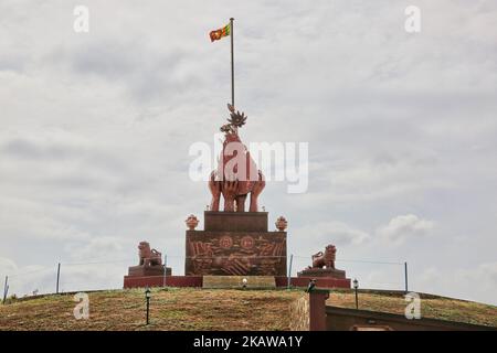 Elephant Pass war Memorial befindet sich am Elephant Pass, Northern Province, Sri Lanka. Dieses Denkmal zeigt riesige bronzene Hände, die ein Modell des Landes hochhalten und von bandoleer tragenden Löwen umgeben sind. Der Elephant Pass ist ein Damm, der das Haupttor zur Halbinsel Jaffna ist. Aufgrund seiner strategischen Bedeutung wurden während des Bürgerkrieges mehrmals Armeelager zum Schutz des Passes angegriffen.Dieses Denkmal erinnert an den Sieg der Sri-lankischen Armee über die LTTE (die Befreiungstiger von Tamil Eelam). (Foto von Creative Touch Imaging Ltd./NurPhoto) Stockfoto