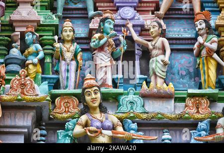 Komplizierte Figuren hinduistischer Gottheiten schmücken Gopuram (Turm) des Sri Muthumariamman Hindu-Tempels in Jaffna, Sri Lanka. (Foto von Creative Touch Imaging Ltd./NurPhoto) Stockfoto