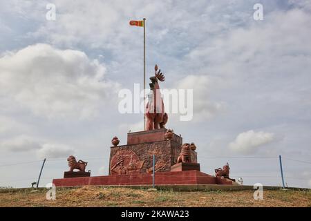 Elephant Pass war Memorial befindet sich am Elephant Pass, Northern Province, Sri Lanka. Dieses Denkmal zeigt riesige bronzene Hände, die ein Modell des Landes hochhalten und von bandoleer tragenden Löwen umgeben sind. Der Elephant Pass ist ein Damm, der das Haupttor zur Halbinsel Jaffna ist. Aufgrund seiner strategischen Bedeutung wurden während des Bürgerkrieges mehrmals Armeelager zum Schutz des Passes angegriffen.Dieses Denkmal erinnert an den Sieg der Sri-lankischen Armee über die LTTE (die Befreiungstiger von Tamil Eelam). (Foto von Creative Touch Imaging Ltd./NurPhoto) Stockfoto