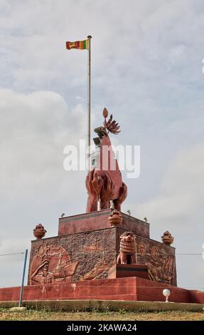 Elephant Pass war Memorial befindet sich am Elephant Pass, Northern Province, Sri Lanka. Dieses Denkmal zeigt riesige bronzene Hände, die ein Modell des Landes hochhalten und von bandoleer tragenden Löwen umgeben sind. Der Elephant Pass ist ein Damm, der das Haupttor zur Halbinsel Jaffna ist. Aufgrund seiner strategischen Bedeutung wurden während des Bürgerkrieges mehrmals Armeelager zum Schutz des Passes angegriffen.Dieses Denkmal erinnert an den Sieg der Sri-lankischen Armee über die LTTE (die Befreiungstiger von Tamil Eelam). (Foto von Creative Touch Imaging Ltd./NurPhoto) Stockfoto