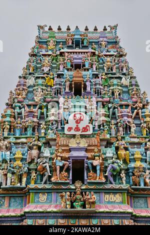 Komplizierte Figuren hinduistischer Gottheiten schmücken Gopuram (Turm) des Sri Muthumariamman Hindu-Tempels in Jaffna, Sri Lanka. (Foto von Creative Touch Imaging Ltd./NurPhoto) Stockfoto