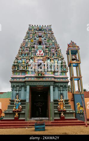 Komplizierte Figuren hinduistischer Gottheiten schmücken Gopuram (Turm) des Sri Muthumariamman Hindu-Tempels in Jaffna, Sri Lanka. (Foto von Creative Touch Imaging Ltd./NurPhoto) Stockfoto