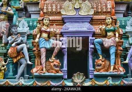 Komplizierte Figuren hinduistischer Gottheiten schmücken Gopuram (Turm) des Sri Muthumariamman Hindu-Tempels in Jaffna, Sri Lanka. (Foto von Creative Touch Imaging Ltd./NurPhoto) Stockfoto