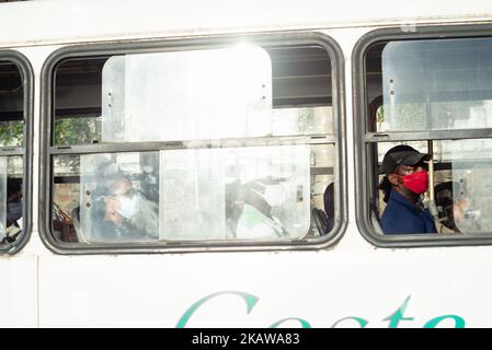 Salvador, Bahia, Brasilien - 01. November 2021: Menschen im Bus tragen Schutzmaske gegen covid-19 auf den Straßen von Salvador, Bahia. Stockfoto