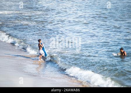 Salvador, Bahia, Brasilien - 01. November 2021: Surfer, der in das Wasser des Rio Vermelho Strandes in Salvador, Bahia, eindringt. Stockfoto