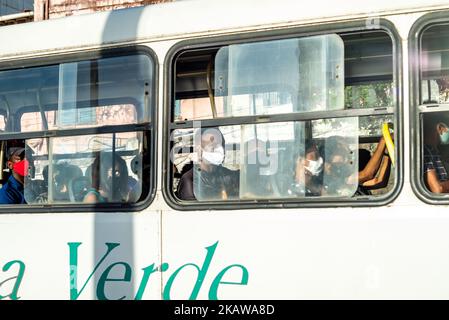 Salvador, Bahia, Brasilien - 01. November 2021: Menschen im Bus tragen Schutzmaske gegen covid-19 auf den Straßen von Salvador, Bahia. Stockfoto