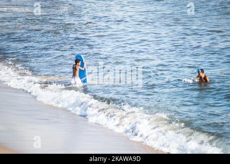 Salvador, Bahia, Brasilien - 01. November 2021: Surfer, der in das Wasser des Rio Vermelho Strandes in Salvador, Bahia, eindringt. Stockfoto