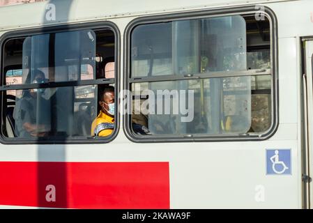 Salvador, Bahia, Brasilien - 01. November 2021: Menschen im Bus tragen Schutzmaske gegen covid-19 auf den Straßen von Salvador, Bahia. Stockfoto